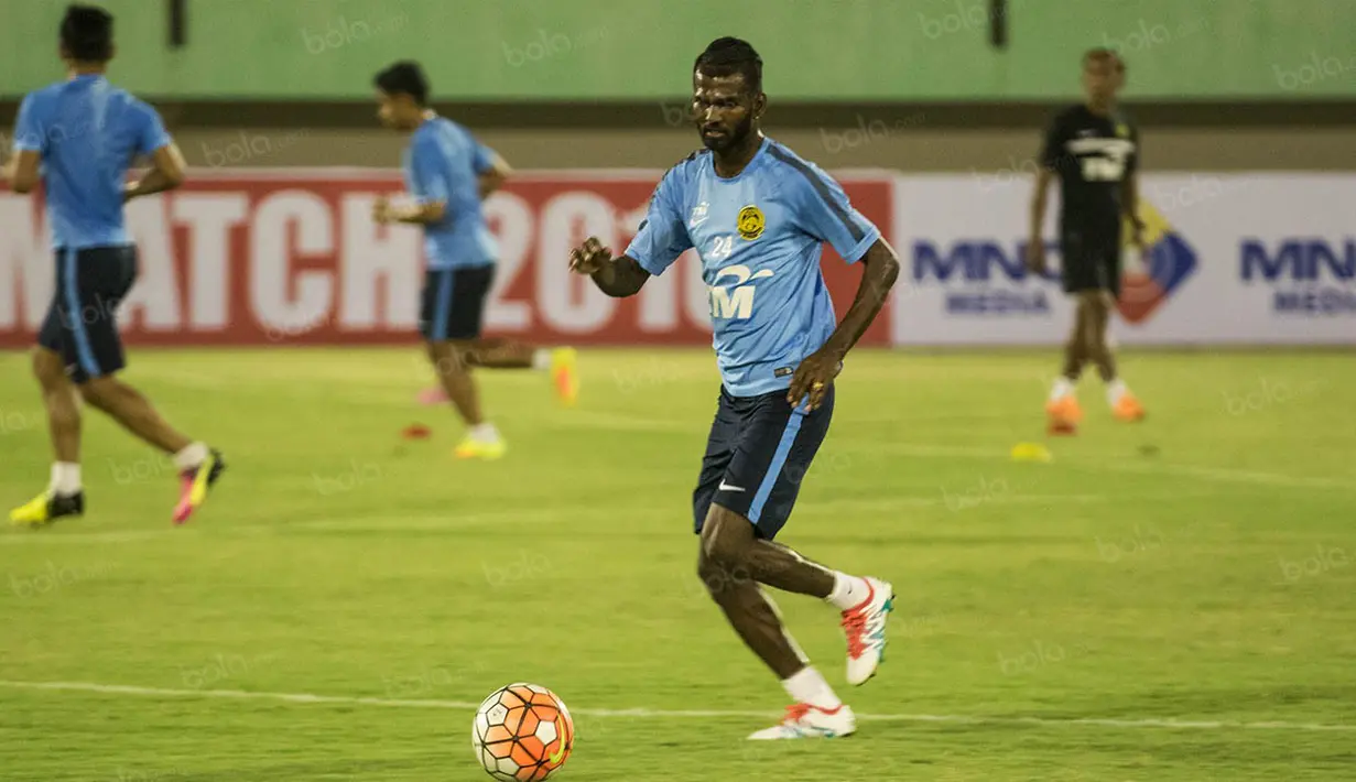 Gelandang timnas Malaysia,Veenod Subramaniam, yang juga merupakan rekan Andik Vermansyah di Selangor FA berlatih jelang laga persahabatan. (Bola.com/Vitalis Yogi Trisna) 