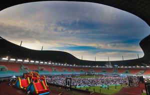 Ribuan umat Muslim saat melaksanakan salat Idulfitri 1447 Hijriah di Lapangan Utama Stadion Pakansari, Cibinong, Kabupaten Bogor, Jawa Barat, Sabtu (21/3/2026). (Kapanlagi.com/Budy Santoso)