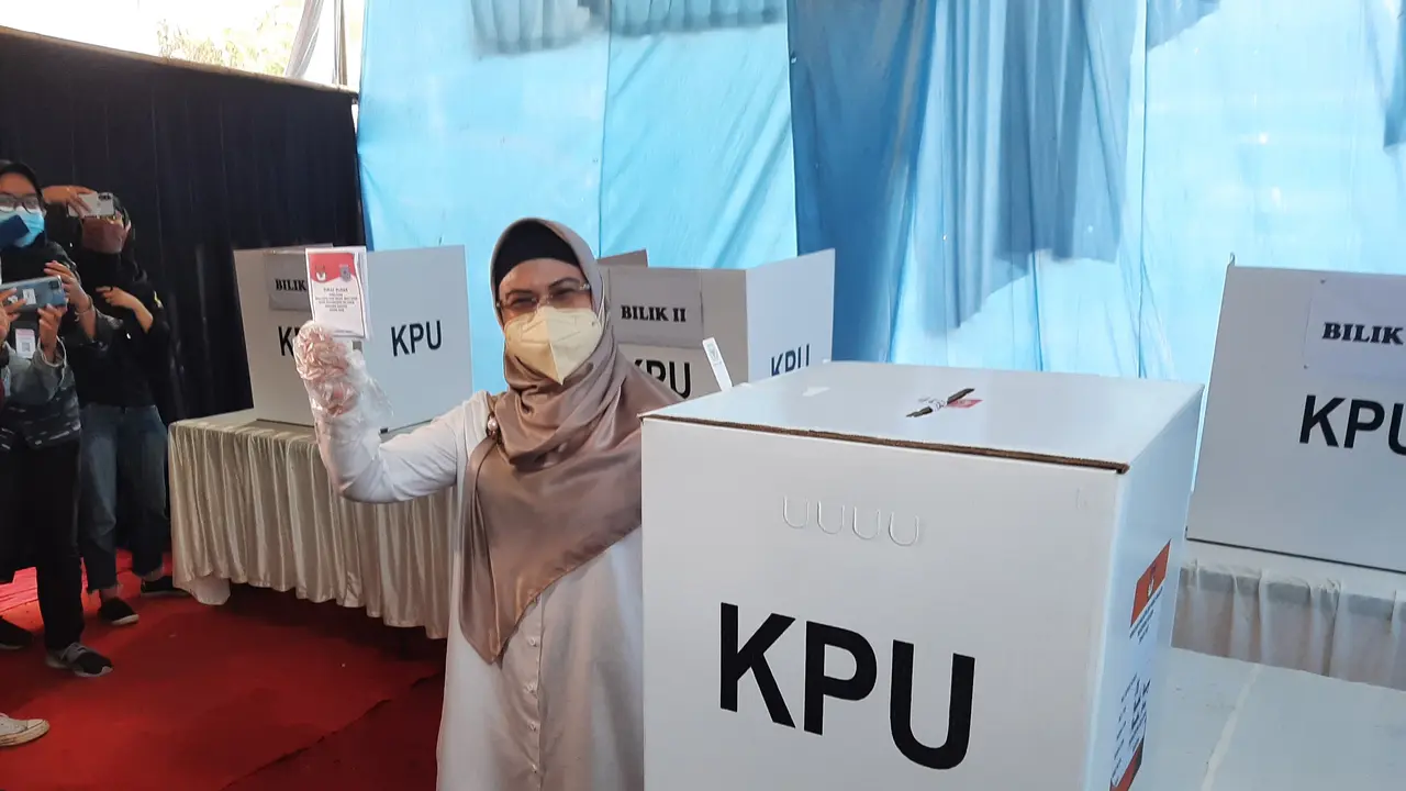 Calon wali kota Tangsel Siti Nur Azizah menggunakan hak pilihnya di TPS 08 Pondok Pucung. (Pramita/Liptan6.com)
