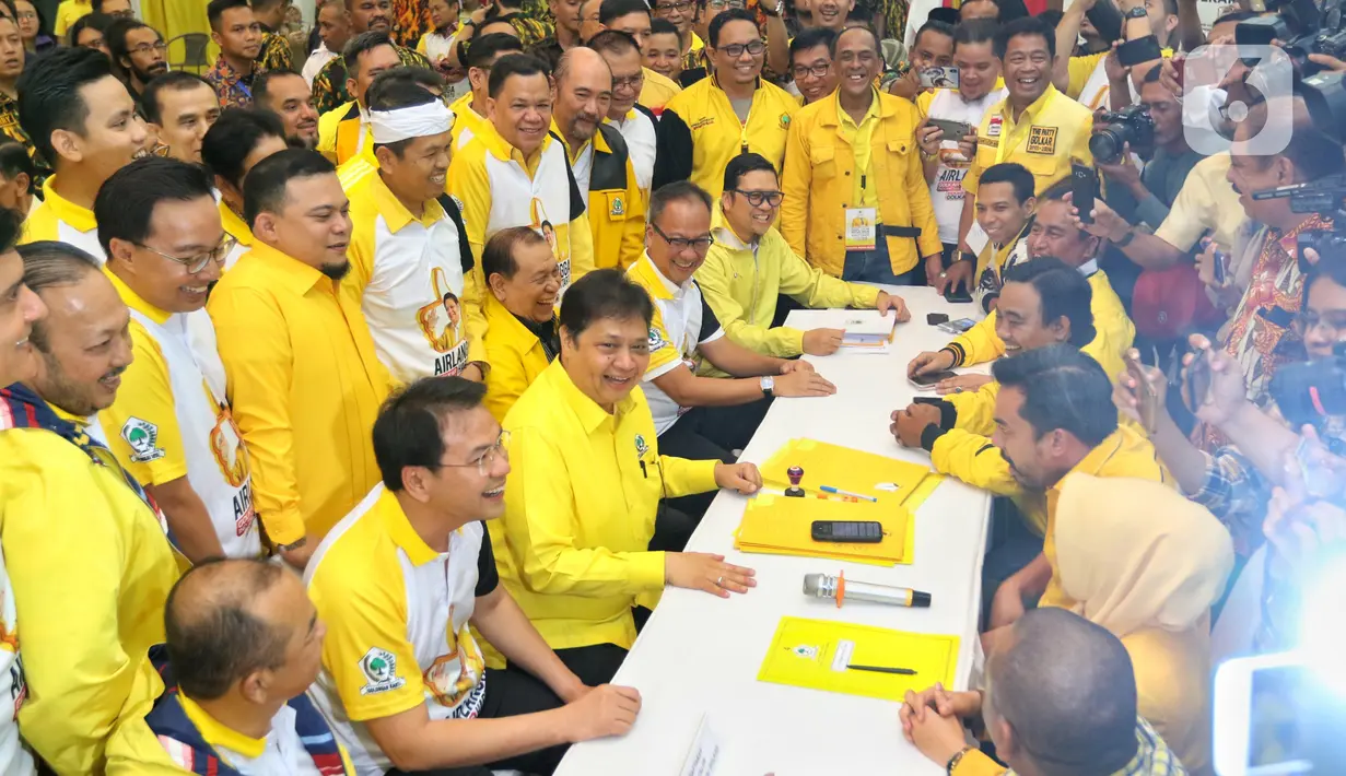 Ketum Golkar Airlangga Hartarto menyerahkan berkas pendaftaran bakal calon ketua umum Golkar di DPP Partai Golkar, Jakarta, Senin (2/12/2019). Partai Golkar akan melaksanakan Munas pada 3 Desember 2019 dengan salah satu agendanya pemilihan ketua umum periode 2019-2024. (Liputan6.com/Johan Tallo)