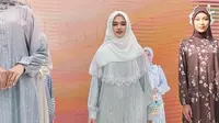 Jelang Ramadan, Inara Rusli melenggang ke ajang mode Nobby Fashion Festival 2025 di Karawang, Jawa Barat, yang mengusung tema: Delightful Ramadan. (Foto: Dok. Instagram @mommy_starla)