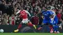 Memasuki paruh kedua, Everton tampil lebih berani dan beberapa kali mencoba menekan pertahanan The Gunners. Tampak dalam foto, pemain Everton, Tim Iroegbunam (kanan) berebut bola selama pertandingan lanjutan Premier League musim 2025/2026 melawan Everton di Emirates Stadium, Inggris, Sabtu 14 Maret 2026 waktu setempat atau Minggu (15/3/2026) dini hari WIB. (AP Photo/Kin Cheung)