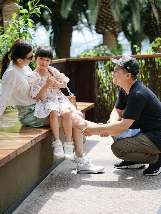 Delapan tahun berlalu, pasangan ini menyambangi tempat yang sama saat babymooon. "ga berasa sekarang kita balik ke sini lagi dengan 2 anak kita (dan ga sengaja kita gantian warna baju) what an amazing life we have cem i love you.." tutup Glenn. [Instagram/glennalinskie]