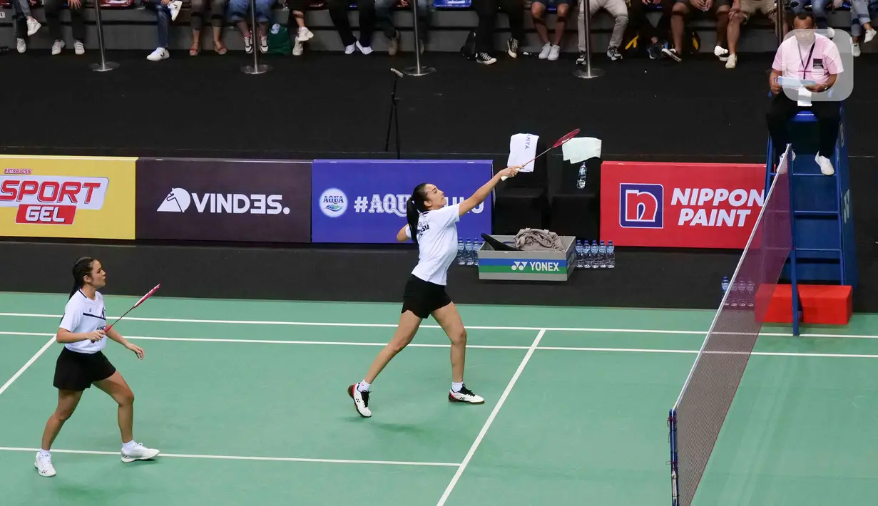 Raisa/Anya Geraldine saat melawan Hesti Purwadinata/Erika Carlina pada pertandingan ganda putri acara Vindes Sport bertajuk Tepok Bulu 2022 di Mahaka Square, Jakarta, Minggu (3/7/2022). Hesti Purwadinata/Erika Carlina mengalahkan Raisa/Anya Geraldine dua set langsung dengan skor 22-20 dan 21-15. (Liputan6.com/Herman Zakharia)