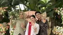 <p>Di hari penting sang kakak, Tissa Biani terlihat anggun mengenakan kebaya putih brokat model kutu baru. Dipadukan dengan kain lilit motif batik sebagai bawahannya. @tissabiani</p>