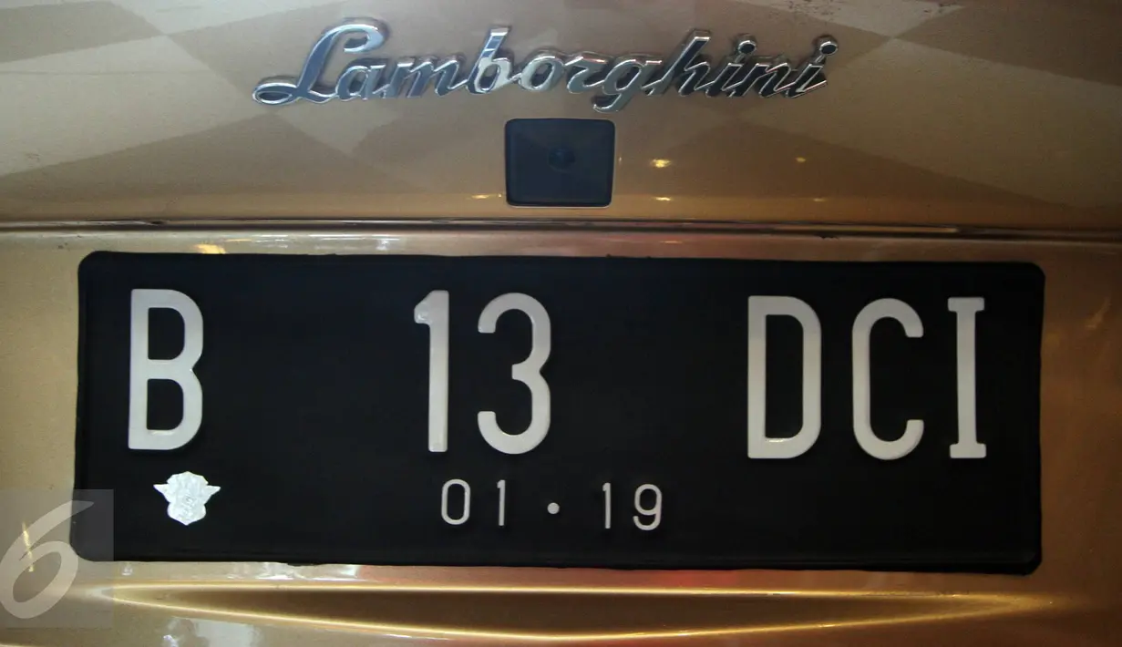 Logo mobil Lamborghini Aventador bernomor polisi B 13 DCI di Auto One Cars Boutique, Jakarta, Senin (5/10/2015). Mobil sport mewah tersebut akan dilelang DJKN Kemenkeu dengan nilai limit Rp 8,26 miliar. (Liputan6.com/Immanuel Antonius)