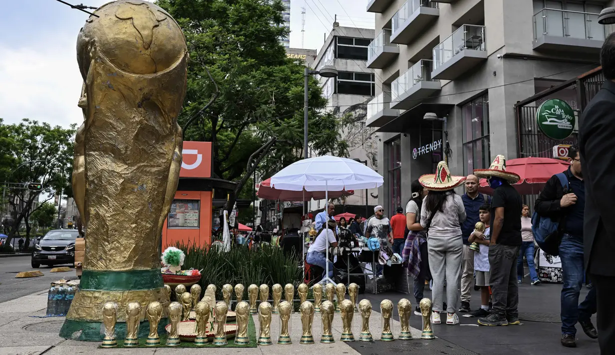 Pedagang Kaki Lima memajang cinderamata berbentuk piala Piala Dunia di Mexico City, Senin 8 Juni 2026. (Yuri CORTEZ/AFP)
