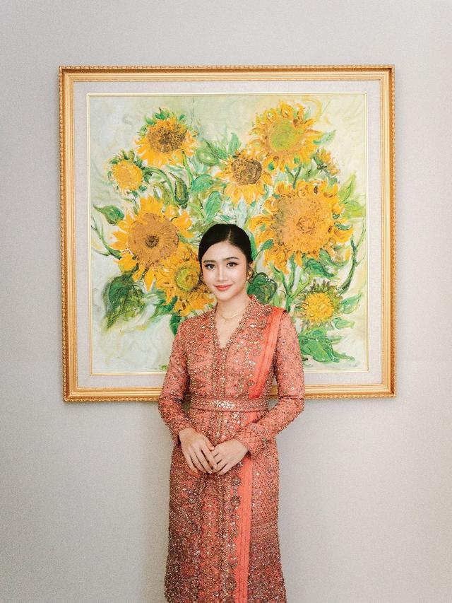 Febby Rastanty Dilamar Pacar Polisi, Pancarkan Pesona Ibu Bhayangkari dengan Kebaya Oranye Full Payet