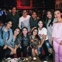 Baru saja beredar video Ayu Ting Ting diduga mabuk sambil nyanyi. Ayu tidak sendiri, ia berduet dengan Raffi Ahmad membawakan lagu Pupus yang dipopulerkan Dewa 19 berjudul Pupus. (Instatgram/cita_citata)