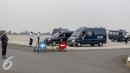 Sejumlah mobil jenazah dipersiapkan untuk menerima jenazah korban jatuhnya Pesawat TNI AU Hercules C-130 yang akan tiba di Lanud Halim, Jakarta, Rabu (1/7/2015). Peristiwa nahas tersebut merenggut sekitar 122 korban jiwa. (Liputan6.com/Faizal Fanani)