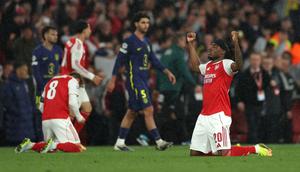 Gelandang Arsenal, Noni Madueke, merayakan keberhasilan timnya melangkah ke final Liga Champions 2025/2026 setelah menyingkirkan Atletico Madrid dengan kemenangan agregat 2-1. (Adrian Dennis / AFP)