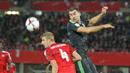 Striker Timnas Wales, Sam Vokes (kanan), berduel dengan bek Austria, Hinteregger. (Bola.com/Reza Khomaini)