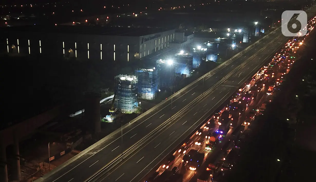 Suasana akses masuk tol layang Jakarta-Cikampek yang ditutup di Bekasi, Jawa Barat, Jumat (24/4/2020). Akses transportasi mobil pribadi dan bus angkutan penumpang dari tol Jakarta Cikampek menuju Karawang ditutup mulai Jumat (24/4/2020) jam 00.00 WIB. (Liputan6.com/Herman Zakharia)
