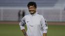Pelatih Timnas Indonesia U-22, Indra Sjafri, tertawa saat memimpin latihan di Stadion Rizal Memorial, Manila, Jumat (22/11). Latihan ini persiapan jelang laga SEA Games 2019. (Bola.com/M Iqbal Ichsan)