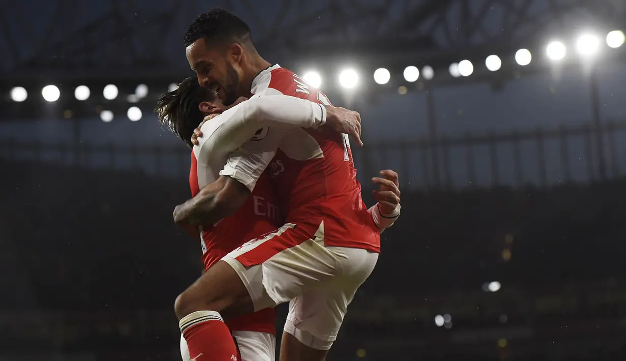 Penyerang Arsenal, Theo Walcott, merayakan gol yang dicetaknya ke gawang Stoke pada laga Premier League di Stadion Emirates, Inggris, Sabtu (10/12/2016). Arsenal menang 3-1 atas Stoke. (Reuters/Clodagh Klicoyne)