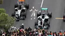 Ekspresi kegembiraan pebalap Mercedes, Lewis Hamilton, setelah menjadi juara F1 GP Monako di Sirkuit Monako, Minggu (29/5/2016). (AFP/Valery Hache)