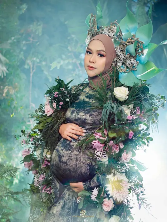 Sebelum melahirkan, Ria Ricis ingin mengenang momen kehamilan. Ia pun melakukan photoshoot maternity, terlihat tubuhnya penuh dengan bunga. (Foto: Instagram/@riaricis1795)