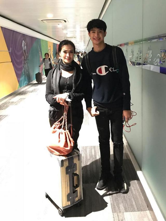 6 Potret Kebersamaan Devano Danendra dan Iis Dahlia, Anak Bungsu Kesayangan