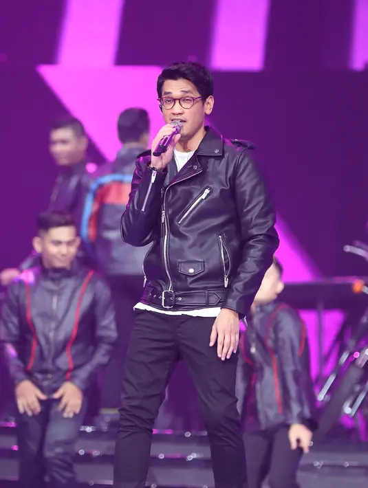 Penyanyi berlesung pipit Afgan Syahreza, membawakan lagu 'Katakan Tidak’ untuk menyapa pengunjung Konser Raya 21 Indosiar. (Andy Masela/Bintang.com)