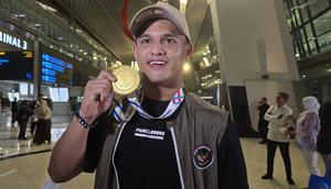 Rizki Juniansyah memamerkan medali emas SEA Games 2025 (Liputan6.com/Thomas)