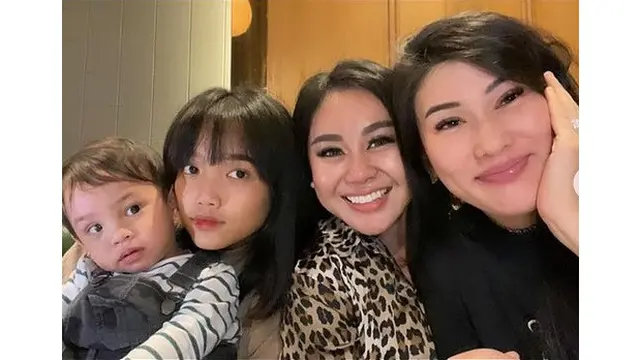 Potret Persahabatan Fuji dan Stevie Agnecya