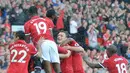 Pemain Manchester United merayakan gol Antonio Valencia ke gawang Everton pada laga pekan kelima Liga Inggris 2017/2018 di Stadion Old Trafford, Minggu (17/9). Tanpa ampun, Everton dipermak Red Devils dengan skor 0-4. (AP Photo/Rui Vieira)