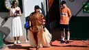 Naomi Osaka (tengah) dari Jepang tiba sebelum pertandingan tunggal putri melawan Donna Vekic (Kroasia) pada hari ke-5 turnamen Prancis Terbuka 2026 di Lapangan Simonne-Mathieu, Kompleks Roland-Garros, Paris pada Kamis 28 Mei 2026. (JULIEN DE ROSA/AFP)