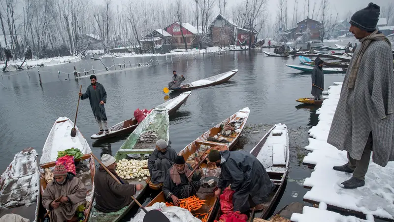 20170131-Pasar-Terapung-Kashmir-India-AP