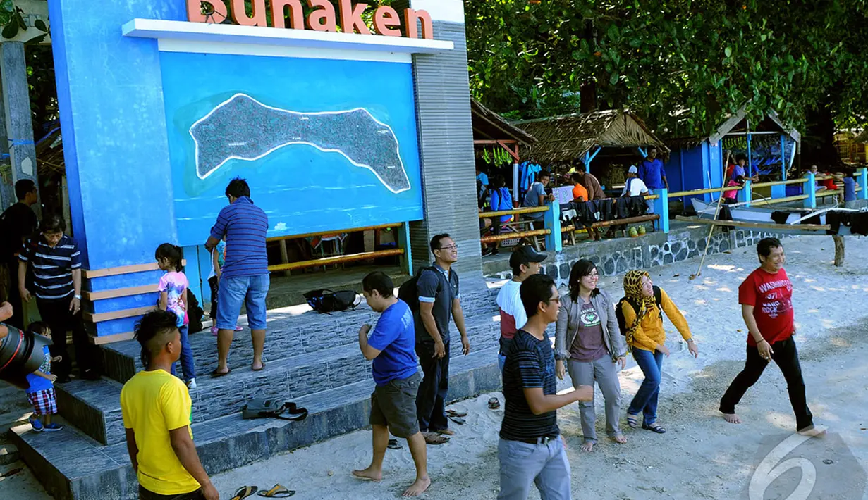Bunaken adalah sebuah pulau seluas 8,08 km² di Teluk Manado, yang terletak di utara pulau Sulawesi, Indonesia (7/9/2014) (Liputan6.com/Faisal R Syam)