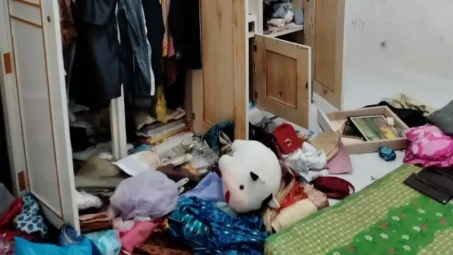 Rumah karyawan PT Langgam Harmoni berantakan setelah dijarah puluhan orang tak dikenal.
