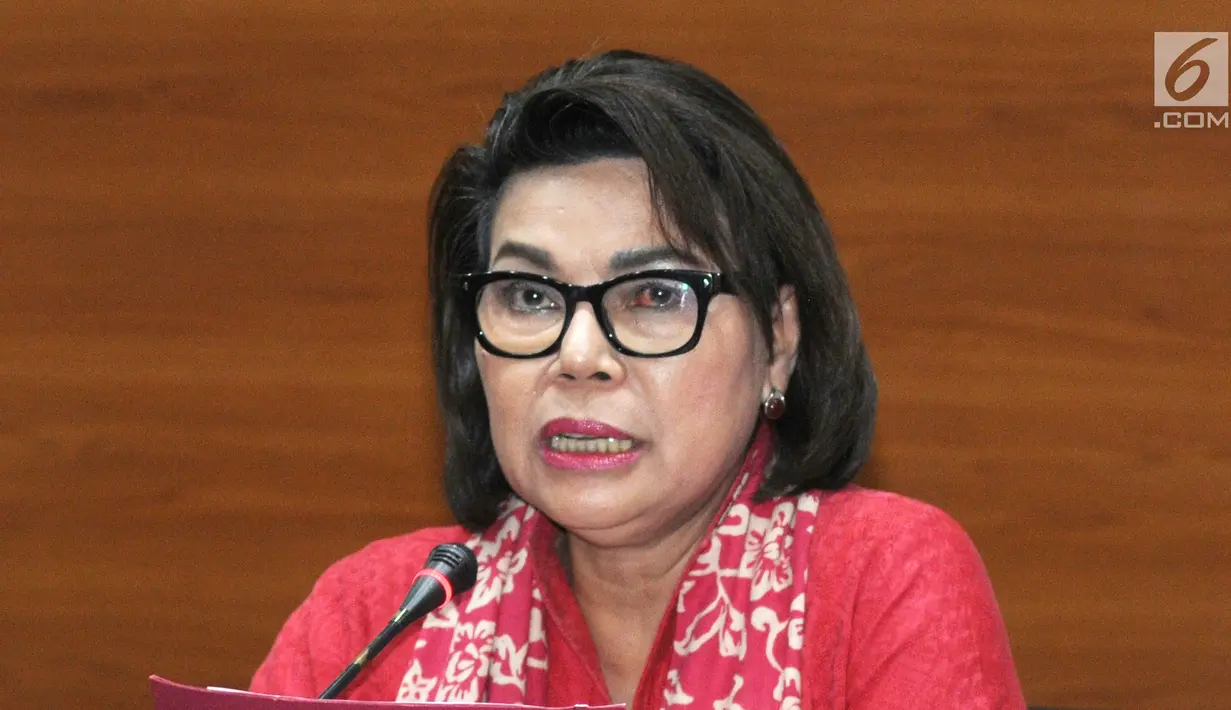 Wakil Ketua KPK Basaria Pandjaitan memberi keterangan pers terkait penetapan mantan Mensos Idrus Marham sebagai tersangka baru proyek PLTU Riau-1 di gedung KPK, Jakarta, Jumat (24/8). (merdeka.com/Dwi Narwoko)