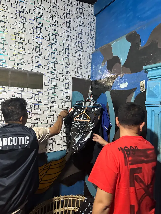 Penggerebekan tempat produksi narkoba jenis ekstasi di sebuah kantor organisasi kepemudaan (OKP) kawasan Medan Maimun, Sumut.