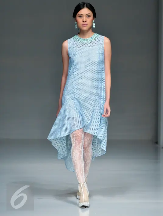 Model berjalan di atas catwalk mengenakan karya Sebastian Gunawan saat peragaan busana IPMI Trend Show 2017 di Senayan City, Jakarta, Kamis, (10/11). Votum berfokus pada kenyamanan dan kemudahan memakai busana wanita modern. (Liputan6.com/Yoppy Renato)