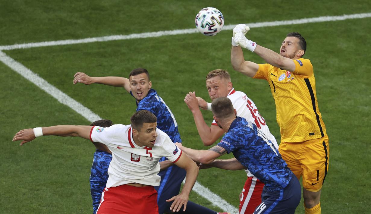 Ketinggalan 0-1 di babak pertama langsung direspons Polandia dengan cepat di awal babak kedua. Lewat serangan dari sisi kiri, umpan tarik Maciej Rybus diselesaikan dengan baik oleh Karol Linetty. Skor menjadi imbang 1-1. (Anton Vaganov/Pool via AP)