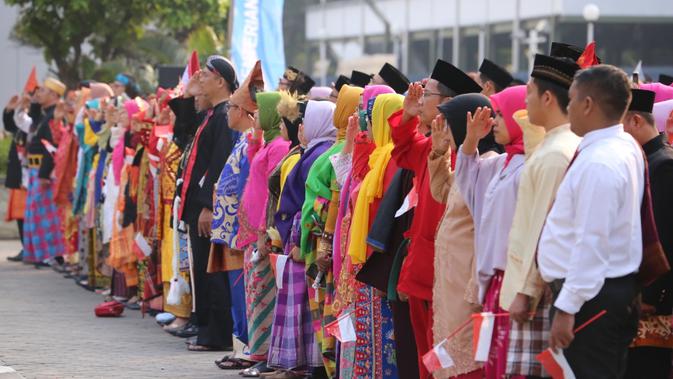 Seluruh peserta upacara di halaman kantor Kemnaker mengenakan busana dari berbagai daerah di Indonesia. Mulai dari pakaian adat dari ujung Sumatera hingga Papua, dikenakan oleh pegawai Kemnaker.