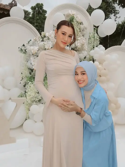 Aurel Hermansyah juga jadi tim boy dengan outer kemeja baby blue senada dengan warna kerudung dan rok bawahan.  [@aurelie.hermansyah]