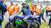 Selebrasi pebalap Movistar Yamaha, Valentino Rossi, setelah menjuarai MotoGP Belanda, di Sirkuit Assen, Minggu (25/6/2017). (MotoGP)