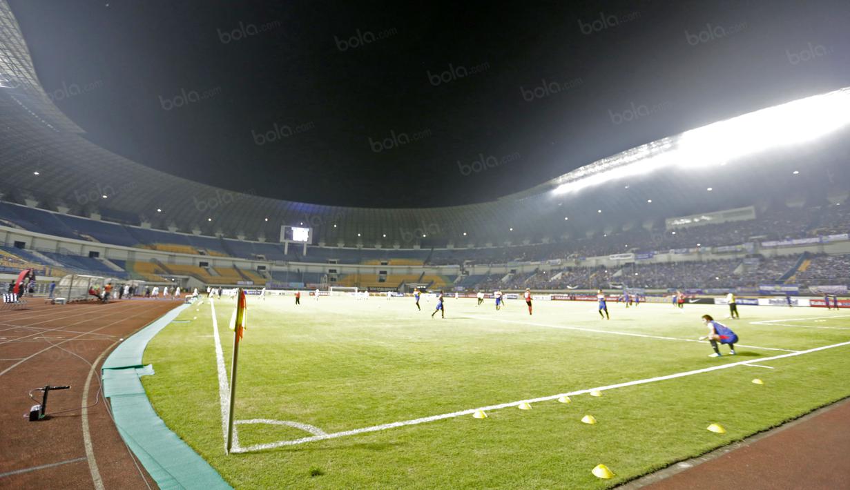 Stadion Gelora Bandung Lautan Api berkapasitas 38.000 penonton. (Bola.com/Nicklas Hanoatubun)