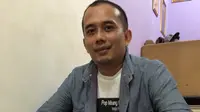 Hengky Hepon membawakan karya Zul 2By2 berjudul Aku Bukan Untukmu.