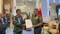 Panglima TNI Jenderal Agus Subiyanto memberikan penghargaan kepada anggota TNI sekaligus atlet peraih medali di SEA Games. (Liputan6.com/Lizsa Egeham)