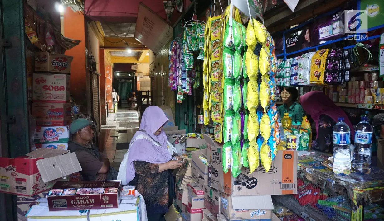 Suasana aktivitas jual beli di Pasar Cipete, Jakarta, Sabtu (10/8/2019). Rencana revitalisasi 21 pasar tradisional di ibu kota yang ditargetkan rampung pada tahun 2021 terancam molor lantaran hingga kini status lahan pasar masih dalam proses perubahan sertifikasi. (Liputan6.com/Angga Yuniar)