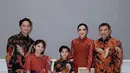 Arsy Hermansyah tak kalah cantik dengan perpaduan brukat dan kain yang sama dengan Ashanty. Hanya saja, busana Arsy dijadikan sebagai dress [@ashanty_ash]