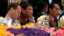 Presiden RI, Joko Widodo (kanan) duduk bersebelahan dengan Presiden Filipina, Rodrigo Duterte saat gala dinner KTT ASEAN di Vientiane, Laos, Rabu (7/9). (REUTERS / Jonathan Ernst)