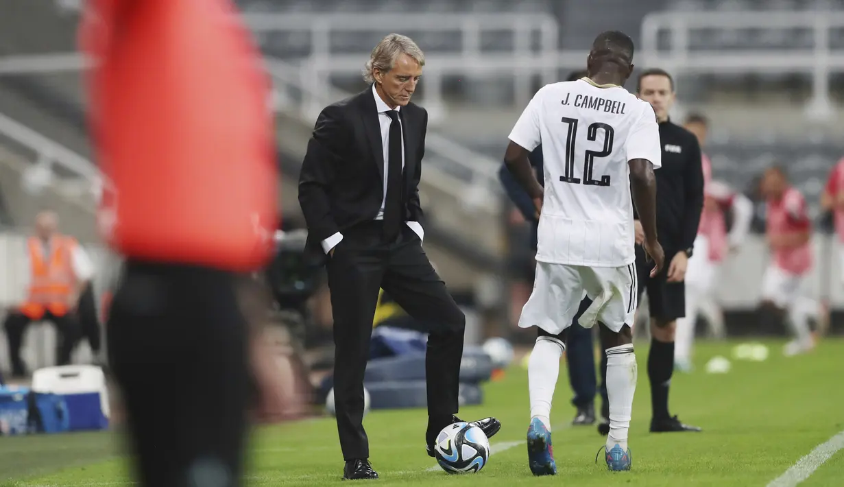 Ekspresi pelatih Timnas Arab Saudi, Roberto Mancini (dua kiri), saat menjalani laga uji coba melawan Timnas Kosta Rika yang berlangsung di St James Park, Inggris, Sabtu (9/9/2023) dini hari. Ini merupakan penampilan perdana Mancini sebagai pelatih Timnas Arab Saudi setelah meninggalkan Timnas Italia beberapa waktu lalu. (AP Photo/Scott Heppell)
