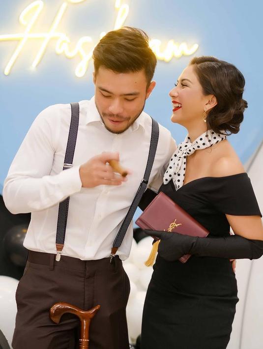 Gaya monokromatik hitam dan putih menjadi saksi dalam perjalanan cinta Jessica Mila dan Yakup Hasibuan yang baru saja bertunangan. Seperti saat pertama kali memproklamirkan hubungannya ke publik, mereka tampil bergaya klasik, Mila memakai dress off the shoulder warna hitam dan Yakup dengan kemeja putihnya. 
(Foto: Intsgaram @jscmila)