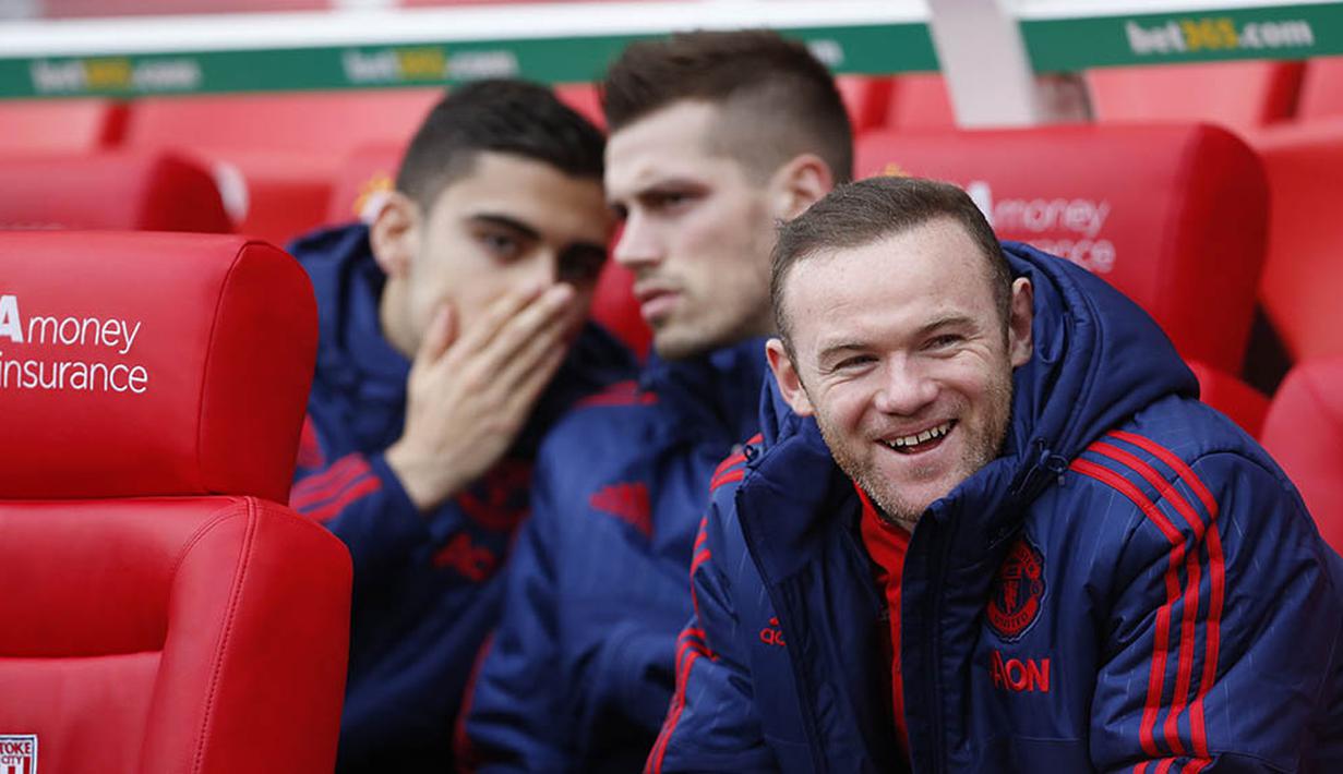 Wayne Rooney dicadangkan oleh pelatih Manchester United, Louis van Gaal. Striker Inggris itu baru masuk pada babak kedua. (Reuters/Carl Recine)