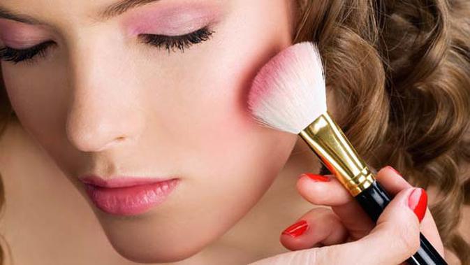 Samakan Warna  Lipstik  dan  Blush On Untuk Makeup  Alami 