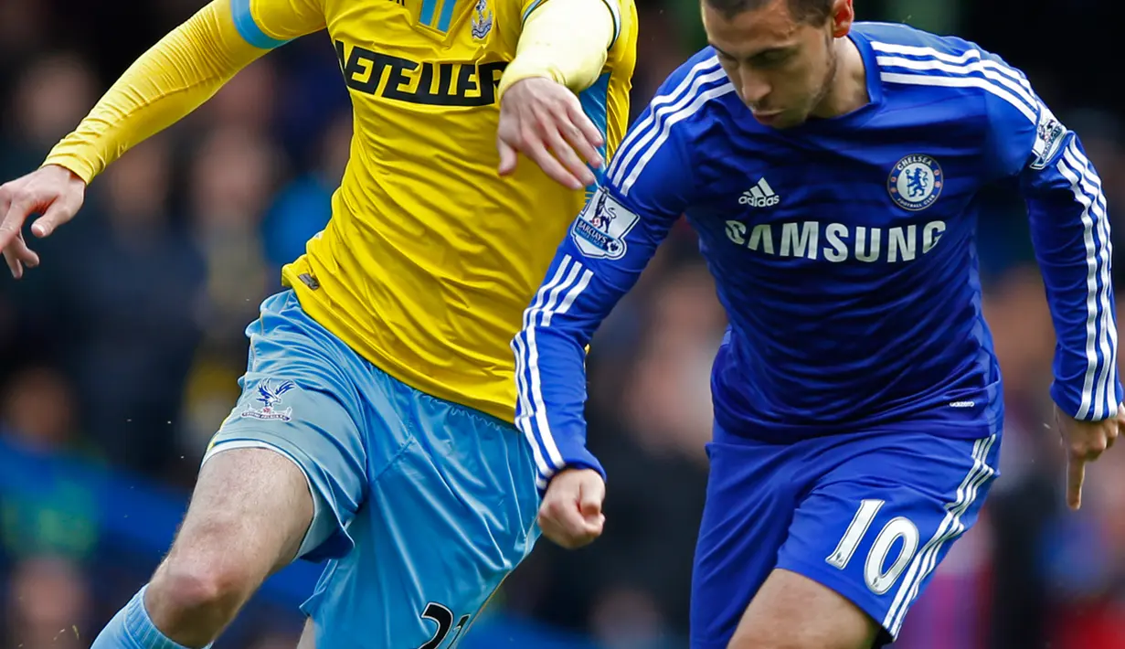 Gelandang Chelsea, Eden Hazard (kanan) berusaha melewati gelandang Crystal Palace Jordon Mutch saat Laga Liga Premier Inggris di Stamford Bridge, Minggu (3/5/2015). Chelsea menang 1-0 atas Crystal Palace. (Reuters/Carl Recine)