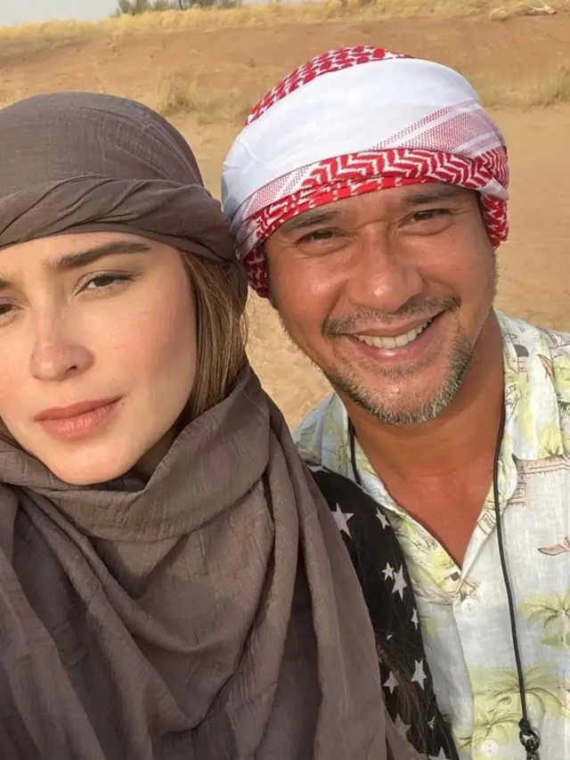 6 Gaya Minimalis Yasmine Wildblood Babymoon ke Timur Tengah, Tampil Cantik dengan Keffiyeh
