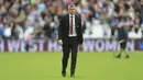 Pelatih Manchester United, Ole Gunnar Solskjaer berjalan usai pertandingan melawan West Ham pada lanjutan Liga Inggris di stadion London (22/9/2019). West Ham menang 2-0 atas Manchester United. (AP Photo/Leila Coker)